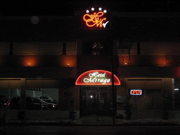 Fachada de noche